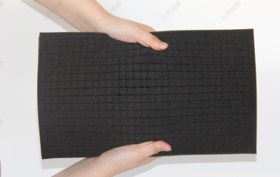 弧形 U 型海綿內(nèi)襯：異形設(shè)備的 “包裹式緩沖層”